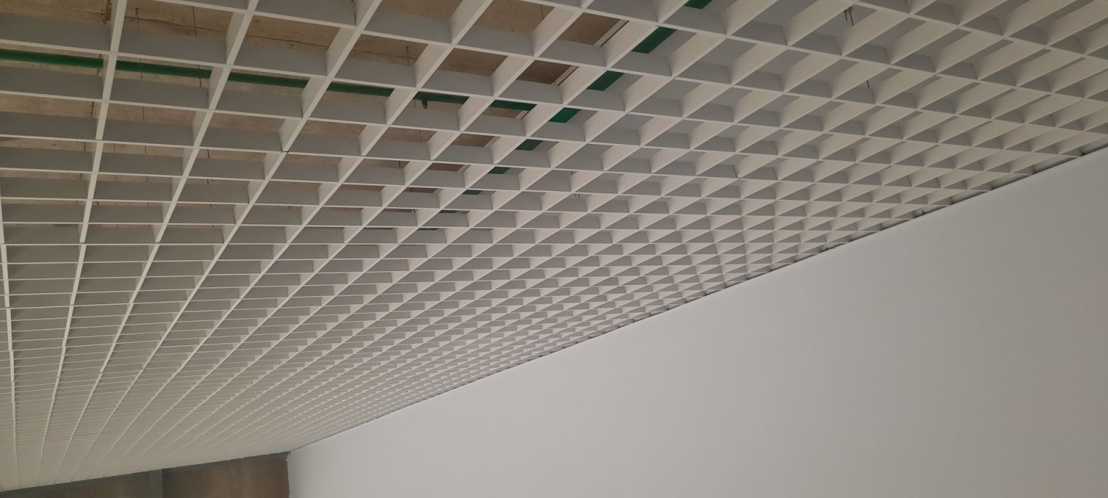 Монтаж потолков грильядо