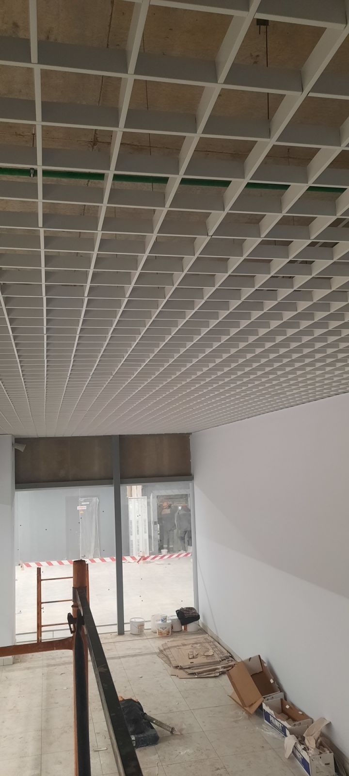 Монтаж потолков грильядо