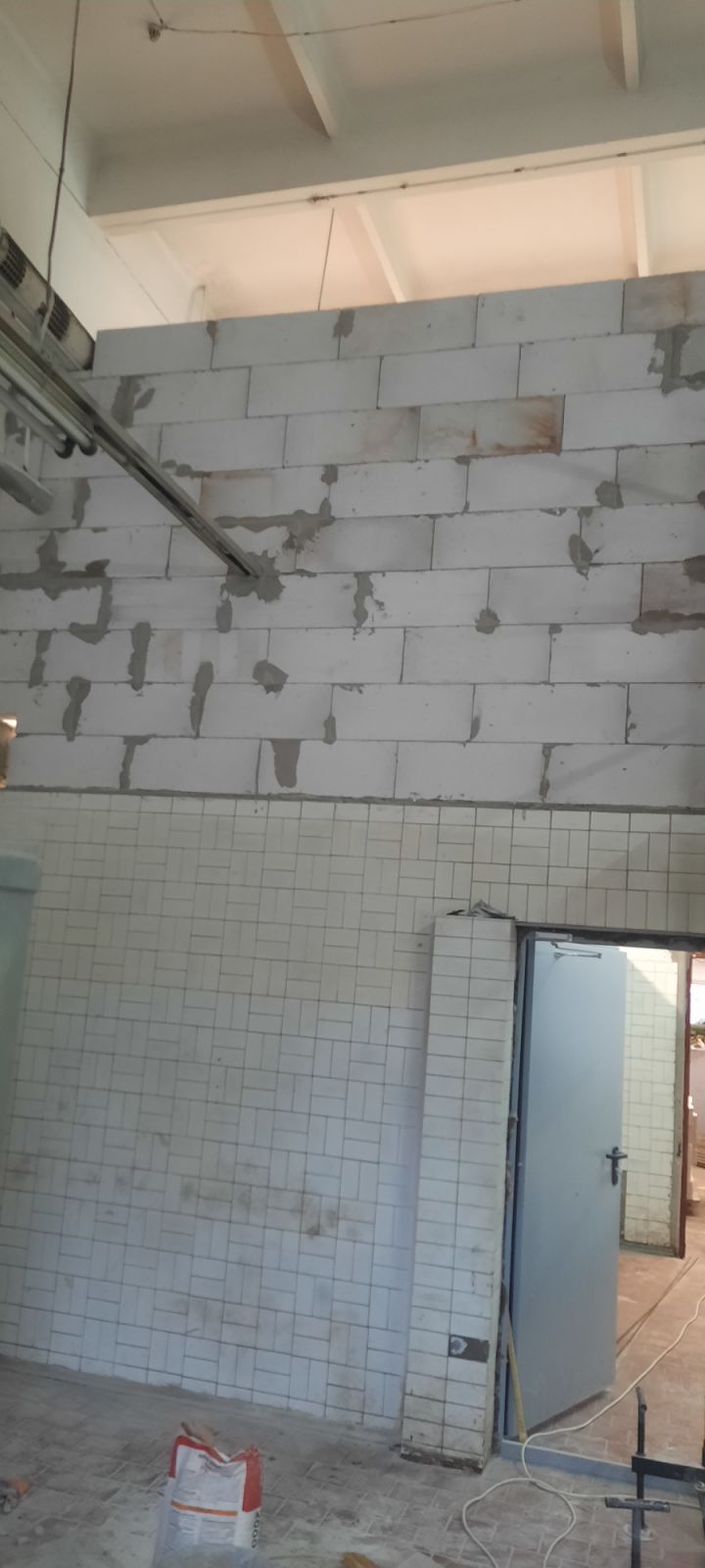 монтаж перегородки из блоков